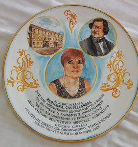 Maiolica con ritratto e dedica a Marilena Castellaneta