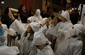 Sas matracas - Iglesias (CI) Rituali del Venerdì Santo - bambini partecipanti alla processione del Descenso suonano le matraculas - 2007 / Autore Piras Virgilio