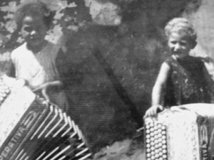 02 Un uomo profondo Nazzareno Carini una vita per la fisarmonica (Nazzareno con il fratello minore)